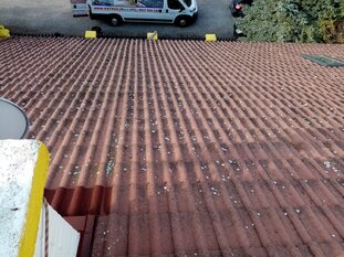 Čistenie strechy domu