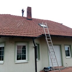 čistenie strechy domu