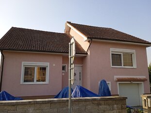 Čistenie strechy domu v Solčanoch