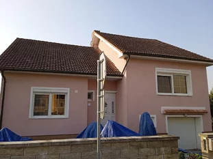 Čistenie strechy domu v Solčanoch