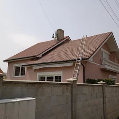 čistenie strechy domu v Topoľčanoch