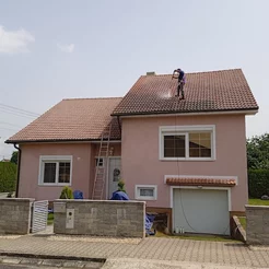 čistenie strechy domu v Topoľčanoch