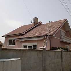 čistenie strechy domu v Topoľčanoch