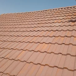 čistenie strechy domu v Topoľčanoch