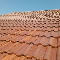 čistenie strechy domu v Topoľčanoch