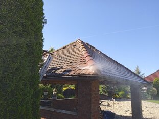 Čistenie strechy domu v Topoľčanoch