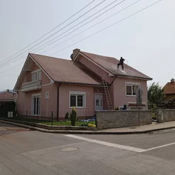 čistenie strechy domu v Topoľčanoch