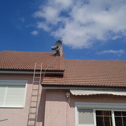 čistenie strechy domu v Topoľčanoch