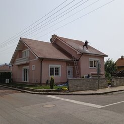 čistenie strechy domu v Topoľčanoch