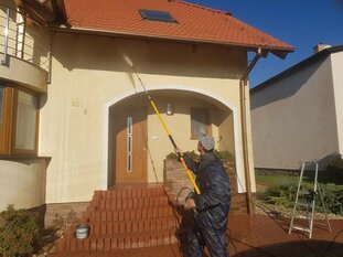 Umývanie a striekanie rodinného domu v Prašiciach